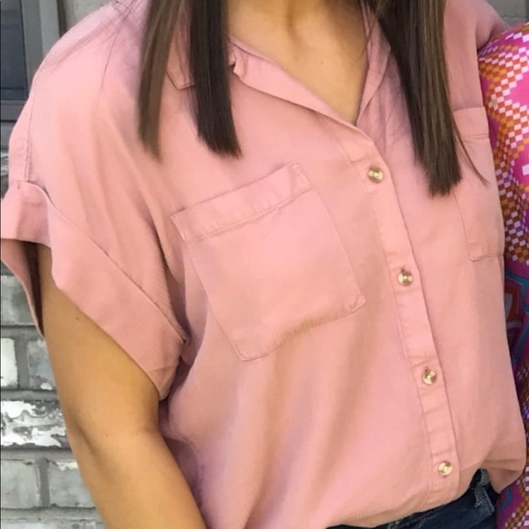 Tops - Pink short sleeve button down💘